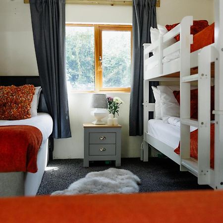 Villa The West Barn Near Bath, Sleeps 24 And 2 Hot Tubs Bristol Exterior foto