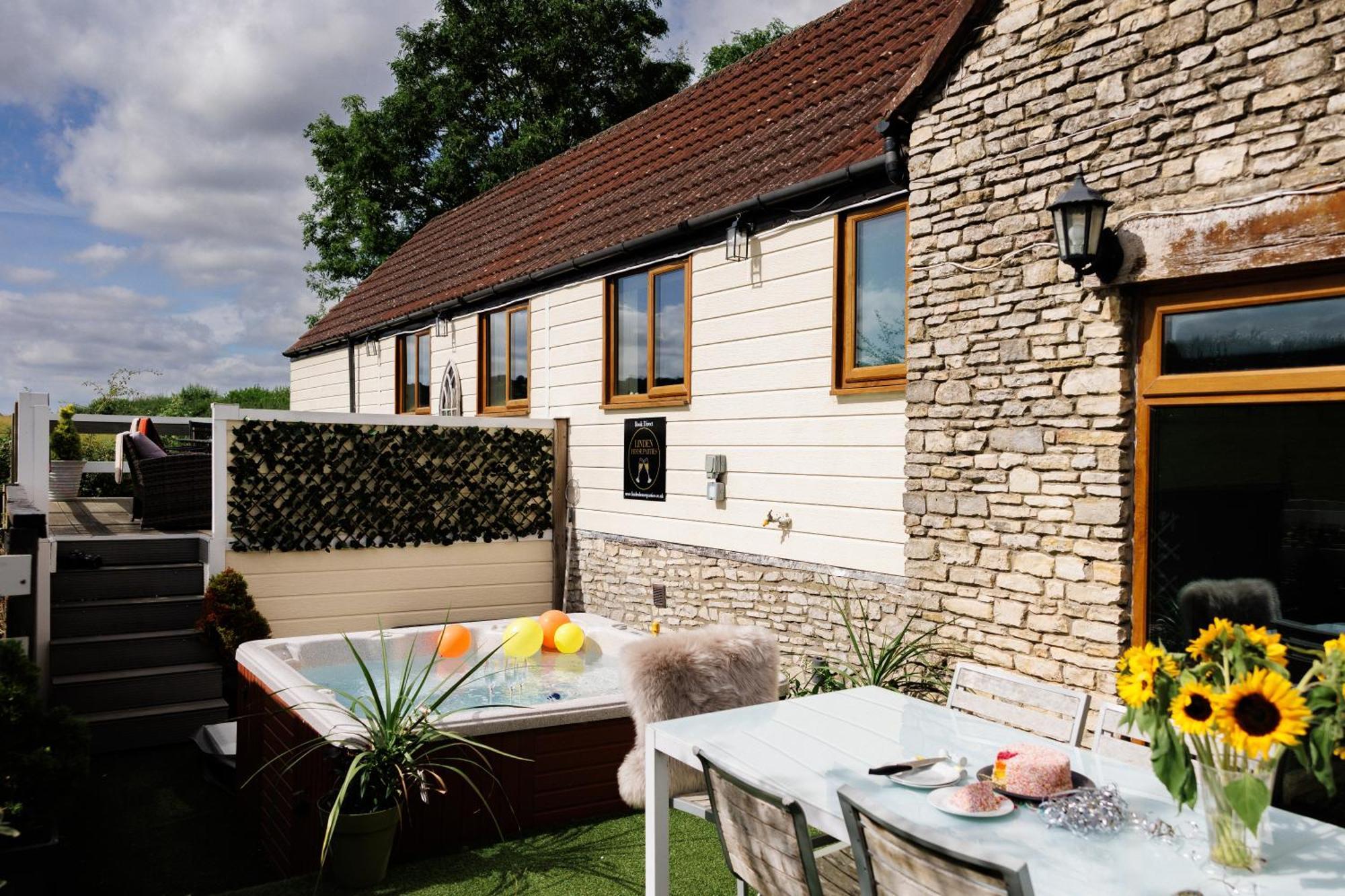 Villa The West Barn Near Bath, Sleeps 24 And 2 Hot Tubs Bristol Exterior foto