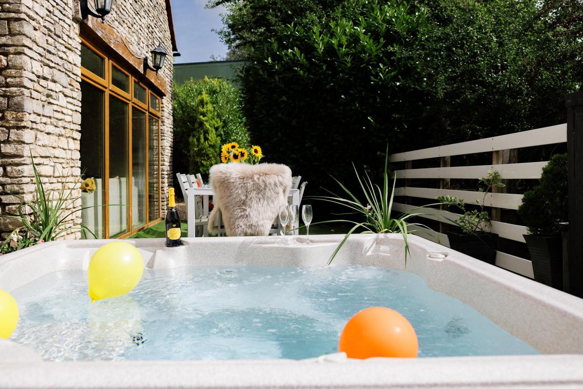 Villa The West Barn Near Bath, Sleeps 24 And 2 Hot Tubs Bristol Exterior foto