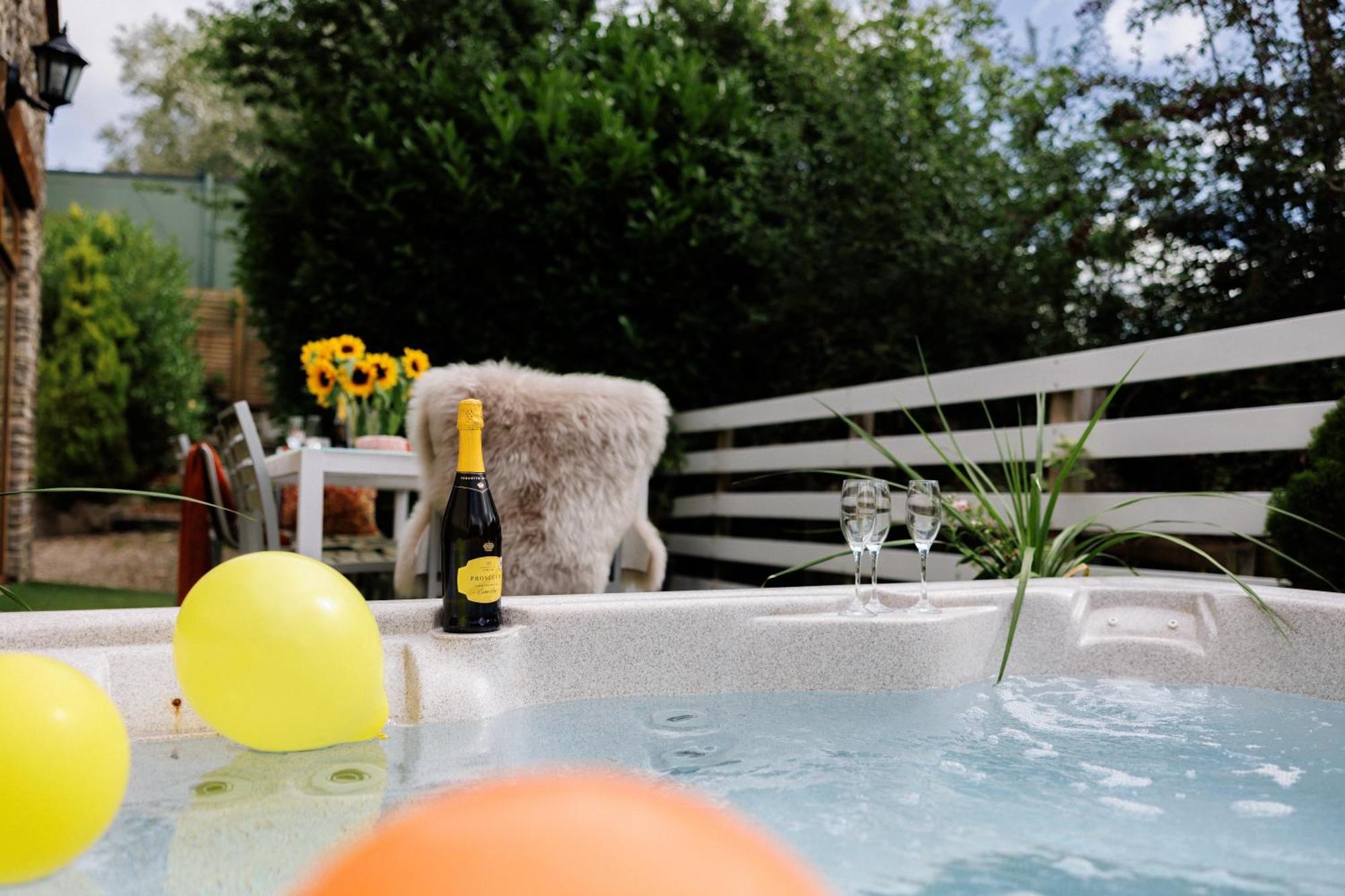Villa The West Barn Near Bath, Sleeps 24 And 2 Hot Tubs Bristol Exterior foto